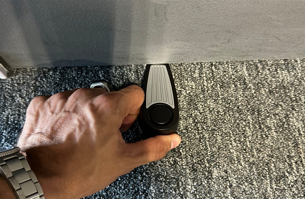 Door jammer under an inward-swinging door